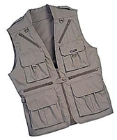 Tamrac 153 Fotoweste Größe L khaki aus 100% Baumwolle, Innenfutter aus Nylonmaschen, an der Außenseite der Weste befinden sich zehn Taschen, an der Innenseite der Weste sind drei zusätz- liche Taschen (zwei davon größer und mit Klettverschlüssen, eine geräumige Tasche mit Klettverschluss an der Rückseite