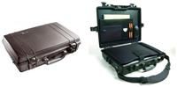 Peli Case 1490 CC2 schwarz Kunststoff, für max. 38.1cm/15' Laptops, Deckelorganizer, Schultertragegurt, Edelstahlbeschläge, Sicherheitsschloss, Würfelschaumstoff, Druckausgleichsventil, wasserdicht, bruchfest, staubdicht, Innenmaße: 45.1x28.9x10.5cm, 2.9kg