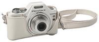 Pentax Ledertasche I10 elfenbein in Anlehnung an klassische SLR-Taschen ist diese Ledertasche für die Optio I-10 entstanden, eigentlich ist sie nur eine halbe Tasche und ermöglicht das Tragen der Kamera locker über der Schulter